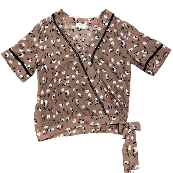 floral blouse size small v neck - Picture 1 of 4
